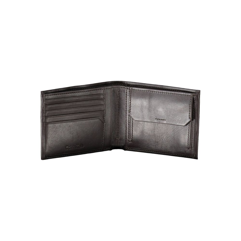 Elegant Leather Dual-Compartment WalletRefinement and functionality fuse in this exquisite Calvin Klein wallet, crafted from premium leather. Equipped with two compartments, this wallet offers ample space for currency and essential cards. A coin purse add