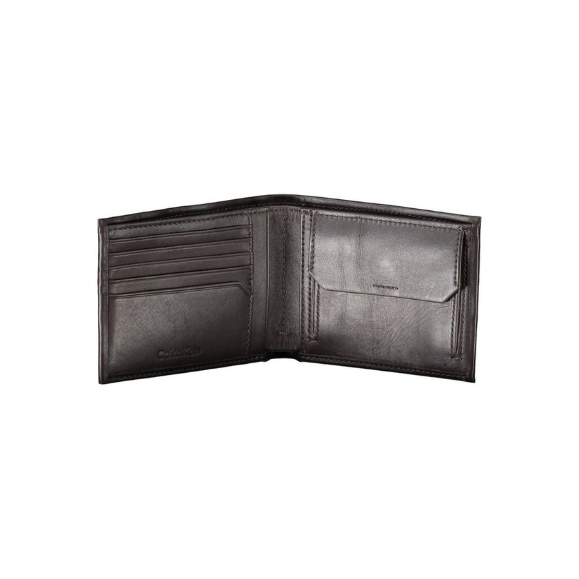 Elegant Leather Dual-Compartment WalletRefinement and functionality fuse in this exquisite Calvin Klein wallet, crafted from premium leather. Equipped with two compartments, this wallet offers ample space for currency and essential cards. A coin purse add