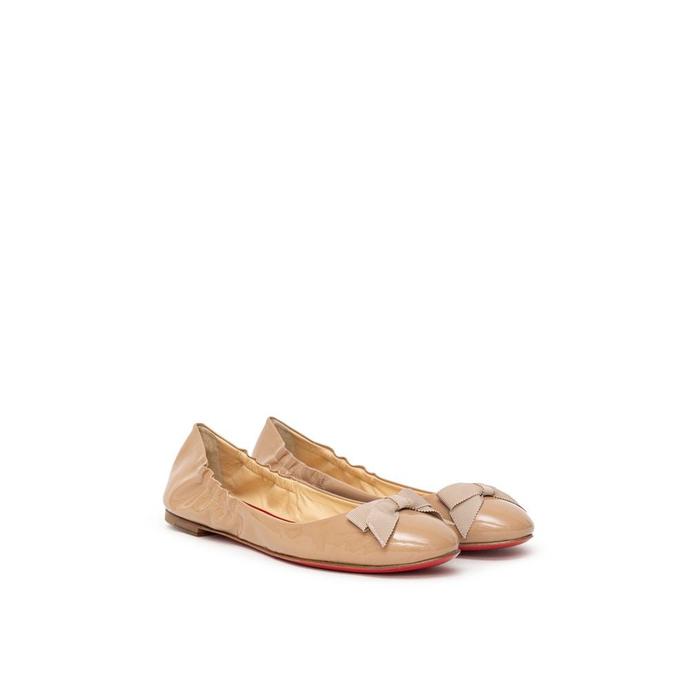 Beige Patent Leather Ballet FlatsChristian Louboutin Beige Patent Gloriana Ballerina. Round toe, tone-on-tone fabric bow on the front, elasticated sides, classic line. Iconic red outer sole. Composition: Leather Internal SKU: 25AP01Beige Patent Leather Ba