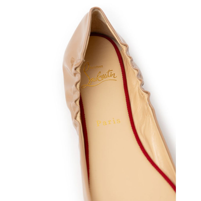 Beige Patent Leather Ballet FlatsChristian Louboutin Beige Patent Gloriana Ballerina. Round toe, tone-on-tone fabric bow on the front, elasticated sides, classic line. Iconic red outer sole. Composition: Leather Internal SKU: 25AP01Beige Patent Leather Ba