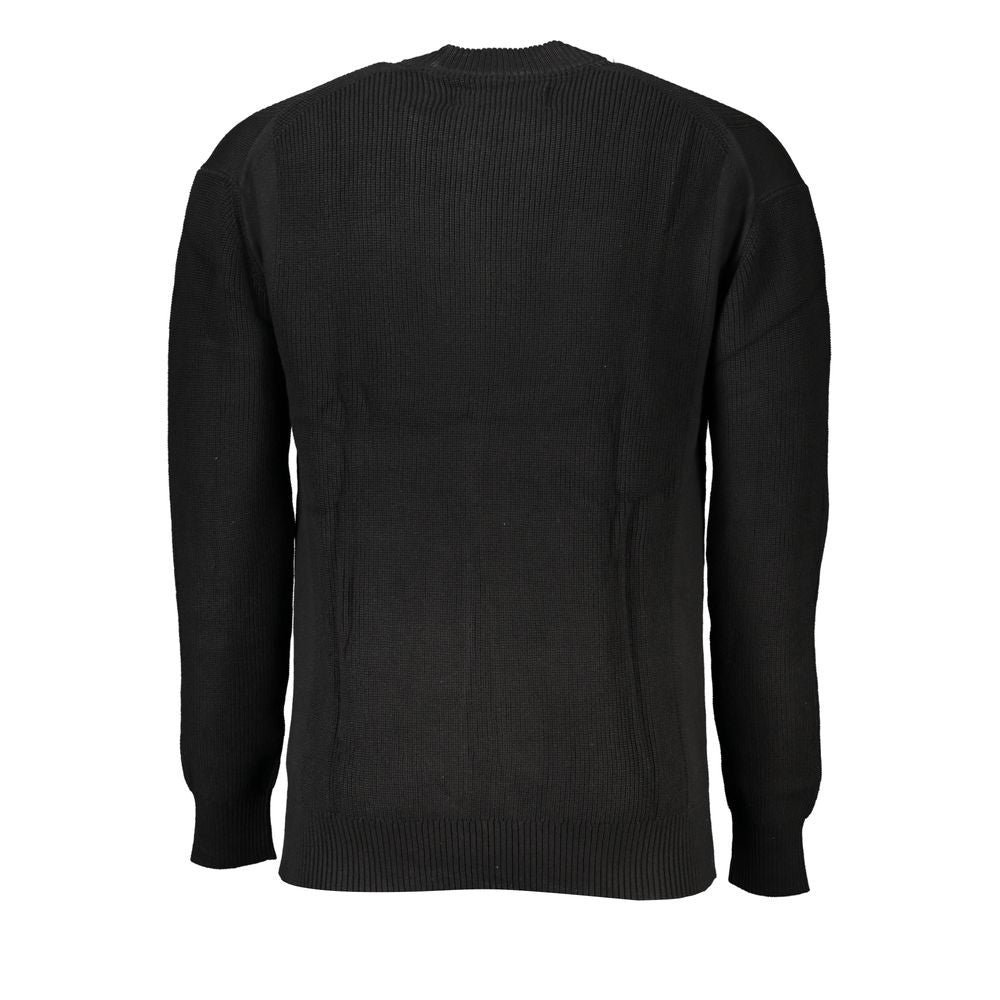 Sleek Cotton Crew Neck Sweater with Contrast DetailsRefined elegance and timeless style encapsulate this exquisite Calvin Klein sweater. Crafted from 100% premium cotton for ultimate comfort and durability, it’s the perfect blend of functionality and fash