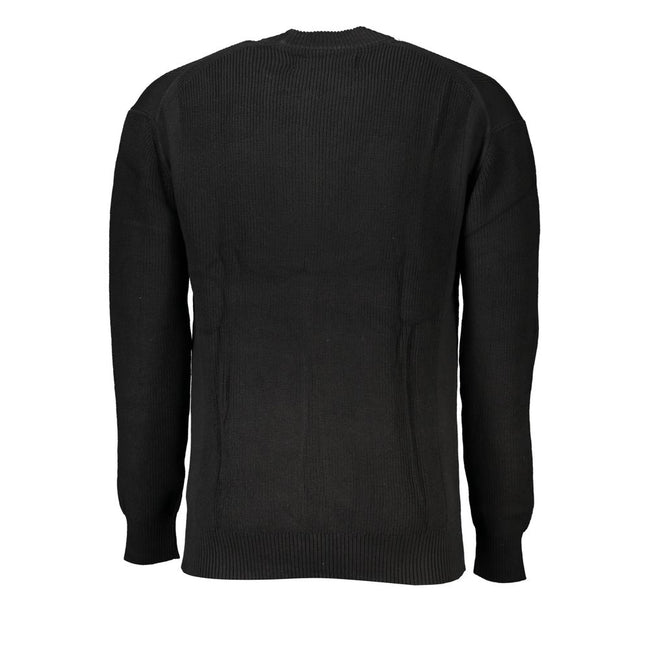 Sleek Cotton Crew Neck Sweater with Contrast DetailsRefined elegance and timeless style encapsulate this exquisite Calvin Klein sweater. Crafted from 100% premium cotton for ultimate comfort and durability, it’s the perfect blend of functionality and fash