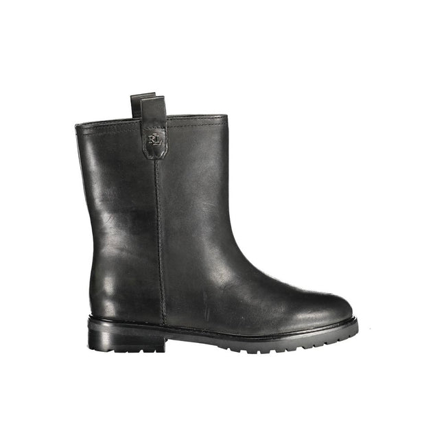 Black Leather Women BootIndulge in the elegance of Ralph Lauren with the striking EVELYNN boots. These boots are not just footwear but a bold statement, featuring a perfect blend of contrasting materials. The iconic Ralph Lauren logo adds a touch of luxur