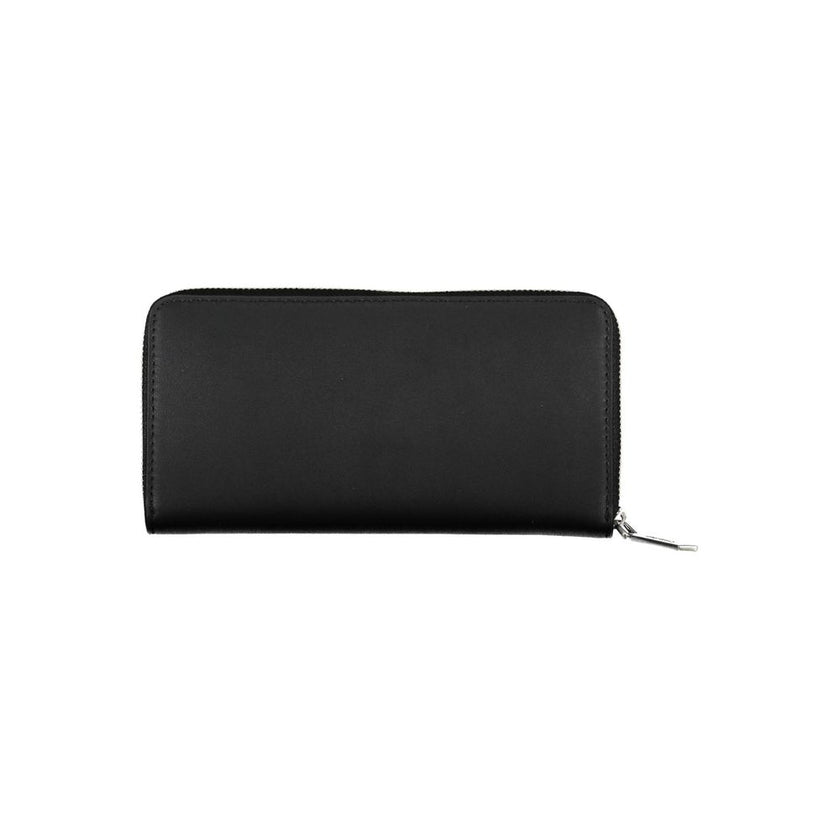 Black Polyethylene Women WalletExperience the epitome of sophistication with the Calvin Klein wallet—an essential accessory for the modern trendsetter. Crafted from 100% polyethylene making it sleek and durable. This wallet boasts 5 roomy compartments and