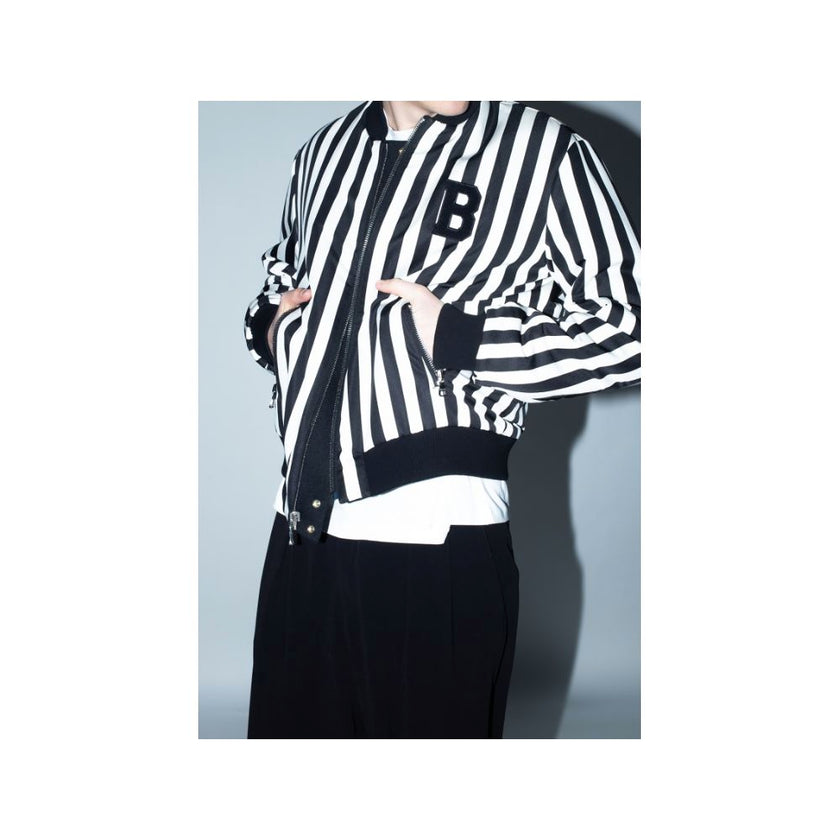 Black Polyamide Men's Reversible JacketUnleash the embodiment of haute couture with Balmain’s reversible jacket, a sartorial masterpiece that offers versatility and style in equal measure. Exude confidence as you showcase the bold black and white striped