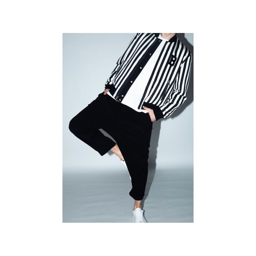 Black Polyamide Men's Reversible JacketUnleash the embodiment of haute couture with Balmain’s reversible jacket, a sartorial masterpiece that offers versatility and style in equal measure. Exude confidence as you showcase the bold black and white striped