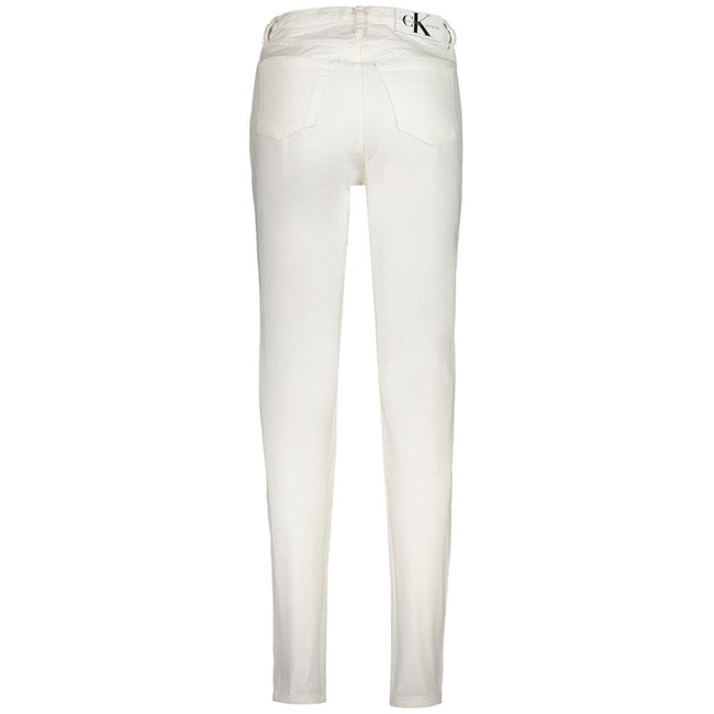 White Cotton Women JeansElevate your denim game with these pristine white Calvin Klein Mom Jeans. Sourced from 95% recycled cotton, they blend sustainability with edgy fashion. Their quintessential 5-pocket design and branded button details inject timeles