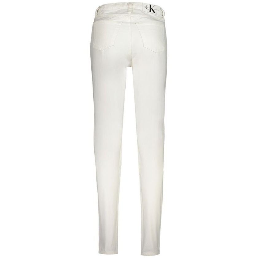 White Cotton Women JeansElevate your denim game with these pristine white Calvin Klein Mom Jeans. Sourced from 95% recycled cotton, they blend sustainability with edgy fashion. Their quintessential 5-pocket design and branded button details inject timeles