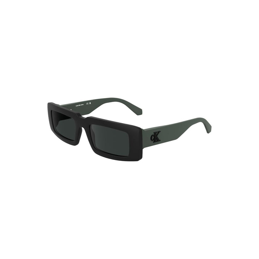 Black Bio-Based Fabric Men SunglassesEmbrace the essence of contemporary sophistication with these Calvin Klein sunglasses, crafted for the modern individual with an eye for style. Featuring a bio-based frame, these rectangular shades are a testament to e