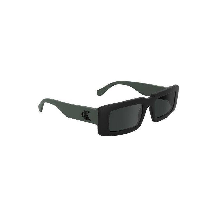 Black Bio-Based Fabric Men SunglassesEmbrace the essence of contemporary sophistication with these Calvin Klein sunglasses, crafted for the modern individual with an eye for style. Featuring a bio-based frame, these rectangular shades are a testament to e