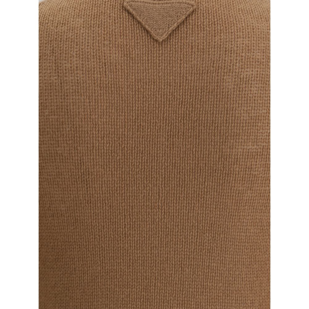 Brown Cashmere Cashmere SweaterPrada’s monochrome cashmere crew neck Sweater is an iconic garment that combines elegance and comfort. Crafted from high-quality pure cashmere, it features a refined knit design with monochrome workmanship, perfect for those