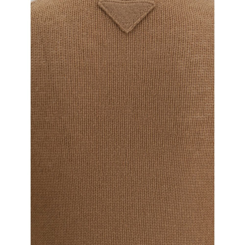 Brown Cashmere Cashmere SweaterPrada’s monochrome cashmere crew neck Sweater is an iconic garment that combines elegance and comfort. Crafted from high-quality pure cashmere, it features a refined knit design with monochrome workmanship, perfect for those