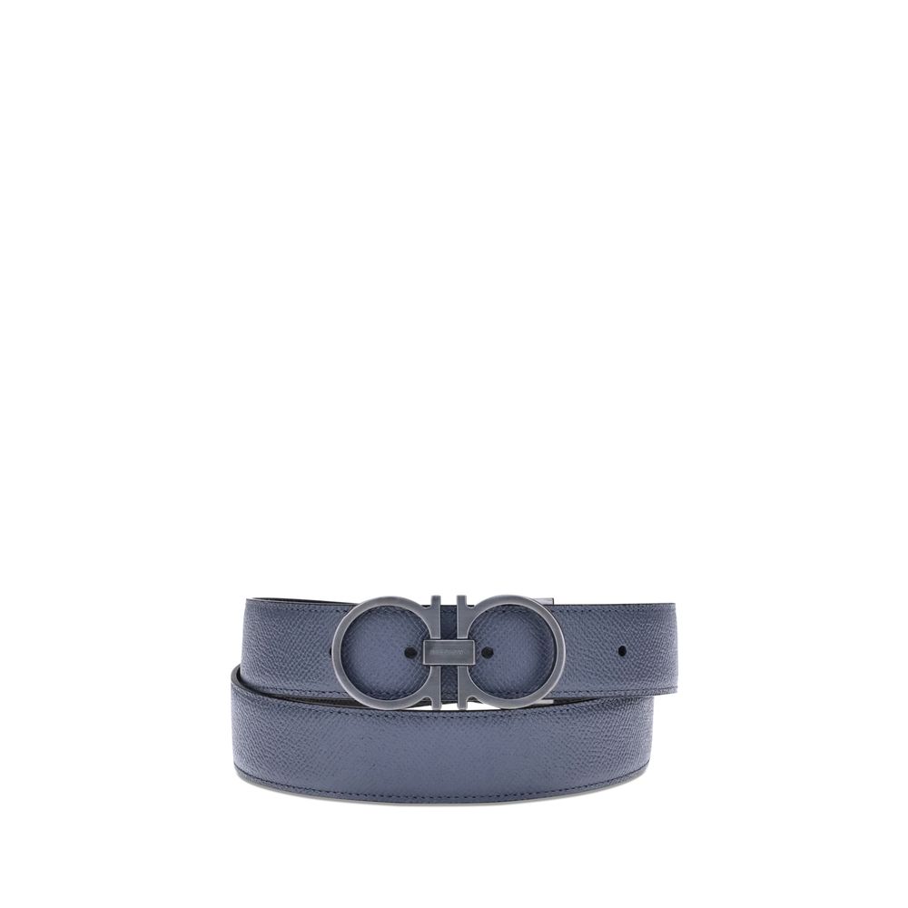Blue Calf Leather Bos Taurus Regular BeltFerragamo’s Reversible Belt is a sophisticated accessory, crafted in shaded tumbled leather for an elegant and versatile effect. The Gancini buckle, the brand’s iconic symbol, completes the design with a distinctiv