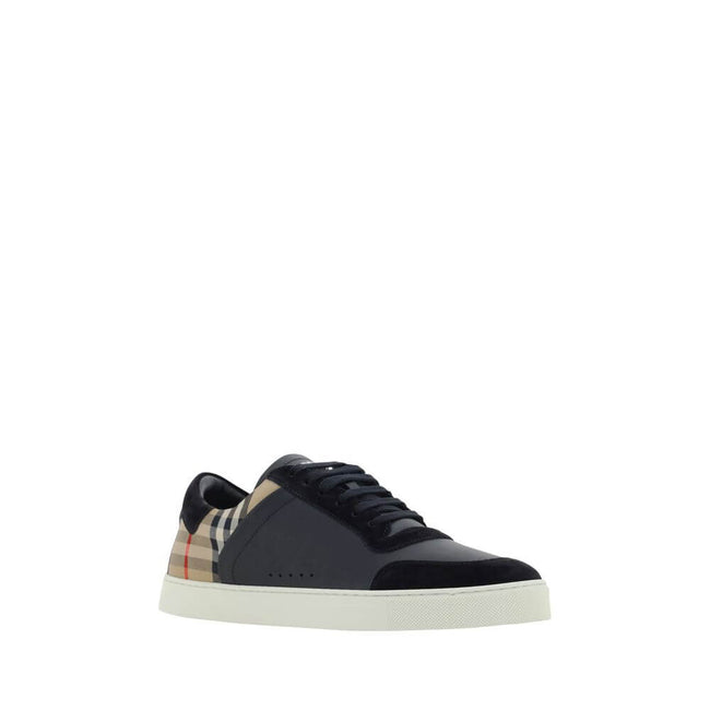 Multicolor Calf Leather Bos Taurus Low Top SneakersBurberry’s Stevie Sneakers feature a round toe and flat sole, with a lace-up front fastening. The panelled design includes details in the brand’s iconic Archive Check pattern, while the front tongue is de