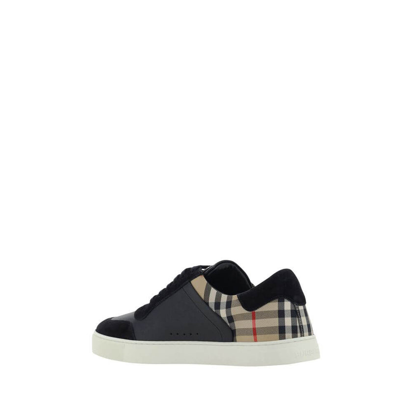 Multicolor Calf Leather Bos Taurus Low Top SneakersBurberry’s Stevie Sneakers feature a round toe and flat sole, with a lace-up front fastening. The panelled design includes details in the brand’s iconic Archive Check pattern, while the front tongue is de