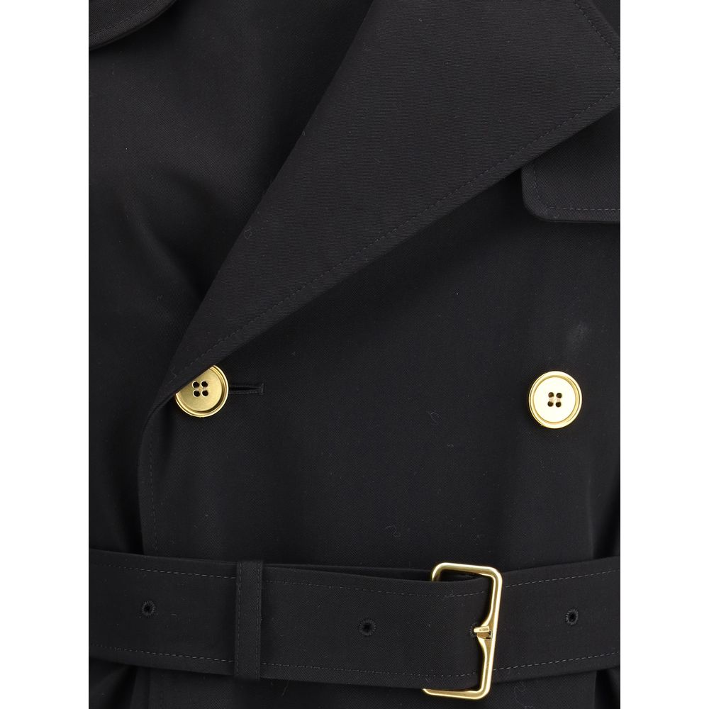 Black Cotton CoatBurberry’s Castleford long Trench Coat is a masterpiece of elegance and functionality, crafted from rain-resistant gabardine that’s perfect for braving the elements in style. The regular fit and raglan sleeves ensure comfort and freedom o