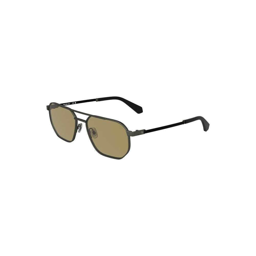 Bronze Metal Men SunglassStep out in style with these Calvin Klein statement sunglasses, where modern design meets timeless elegance. Crafted with a sleek metal frame and bold square lenses in a stunning bronze hue, these shades are not just a fashion acc