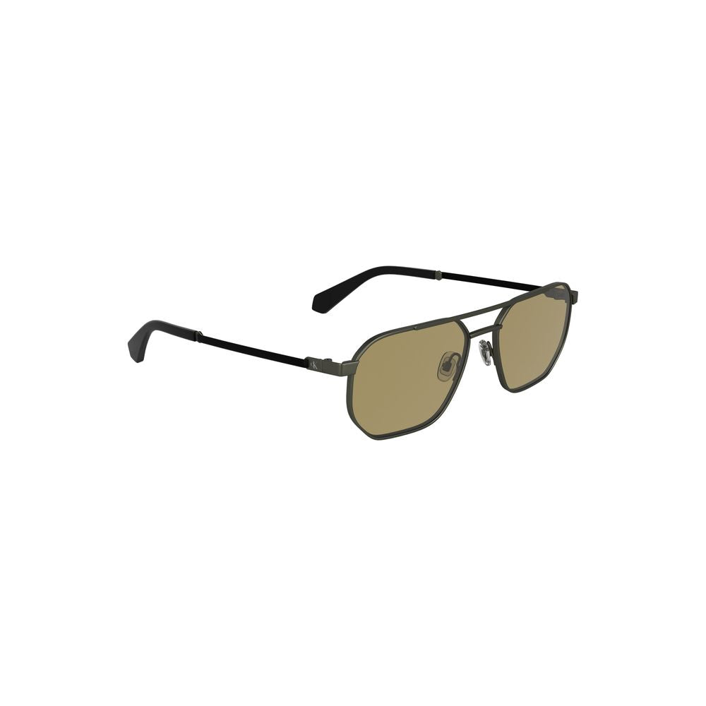 Bronze Metal Men SunglassStep out in style with these Calvin Klein statement sunglasses, where modern design meets timeless elegance. Crafted with a sleek metal frame and bold square lenses in a stunning bronze hue, these shades are not just a fashion acc