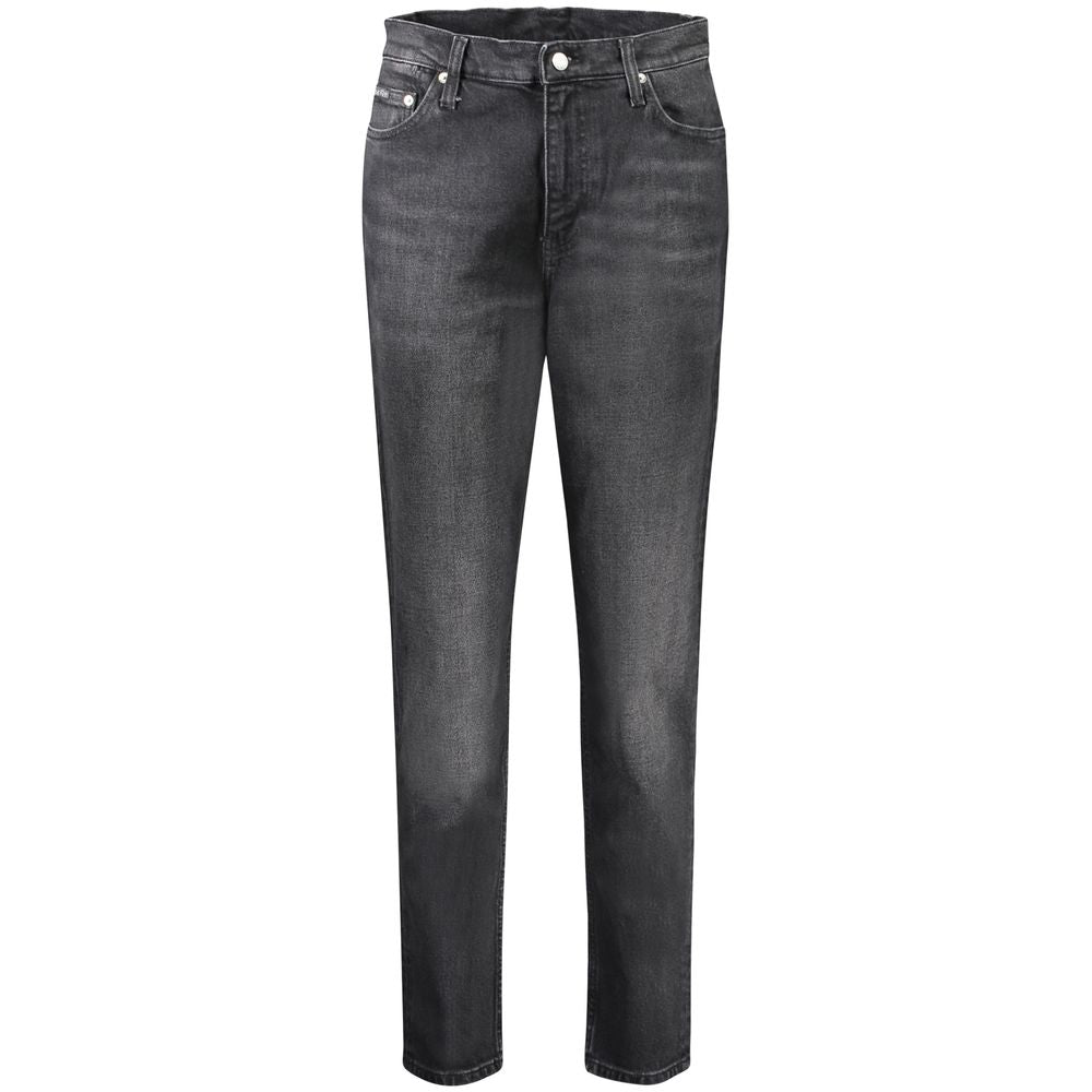 Black Cotton Women JeansDiscover the bold expression of timeless style with these Calvin Klein Mom Jeans. Crafted for those who covet a trendy yet classic silhouette, these jeans feature 5 pockets, a secure button and zip closure, and the iconic Calvin Kl