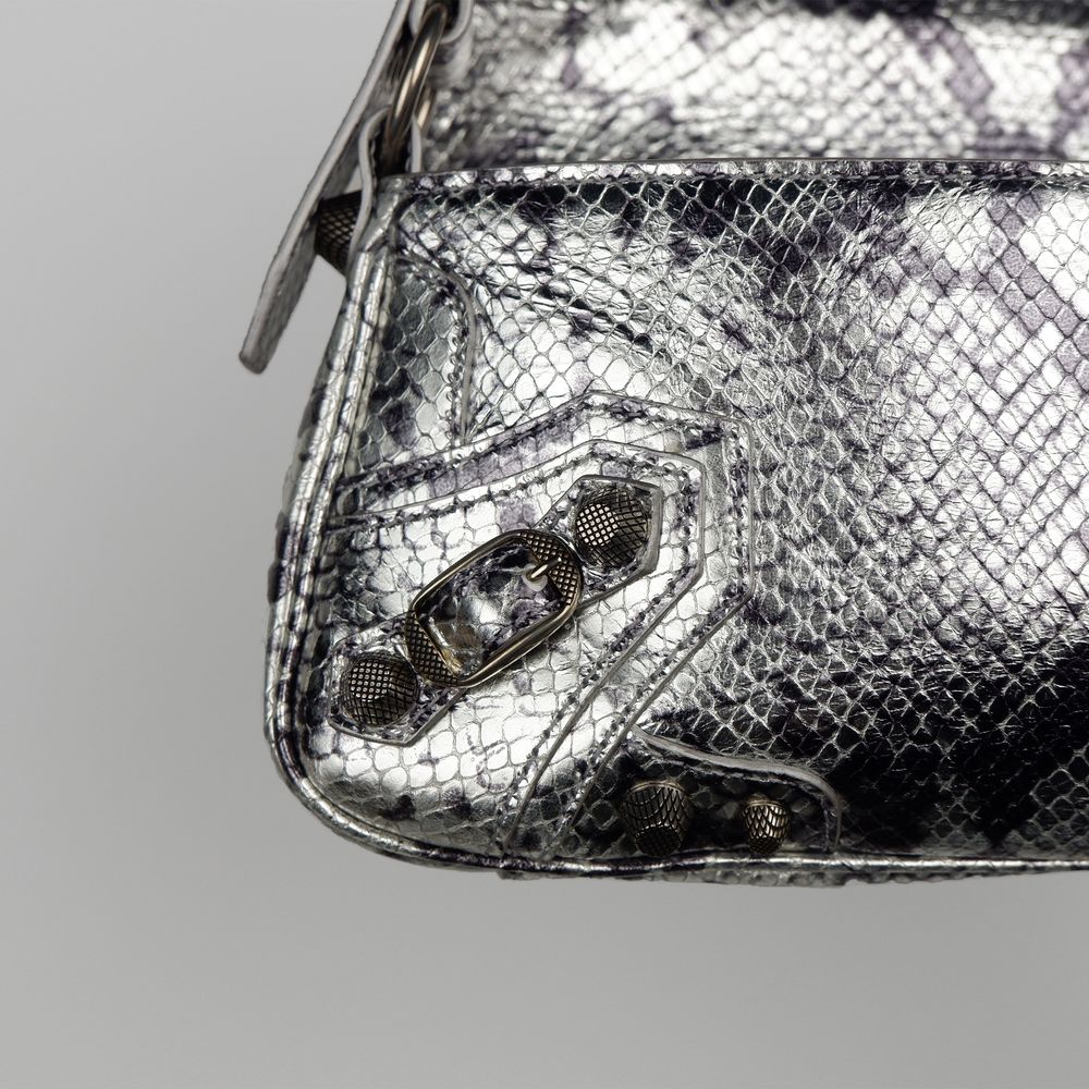 Gray Calfskin HandbagBalenciaga shoulder bag, silver snakeskin pattern, made in italy, button and zipper closure. Measurements: 31x15x8cmGray Calfskin Handbag${tagsBalenciagaAulae Gray Calfskin Handbag BalenciagaAulae Gray Calfskin Handbag Balenciaga shou