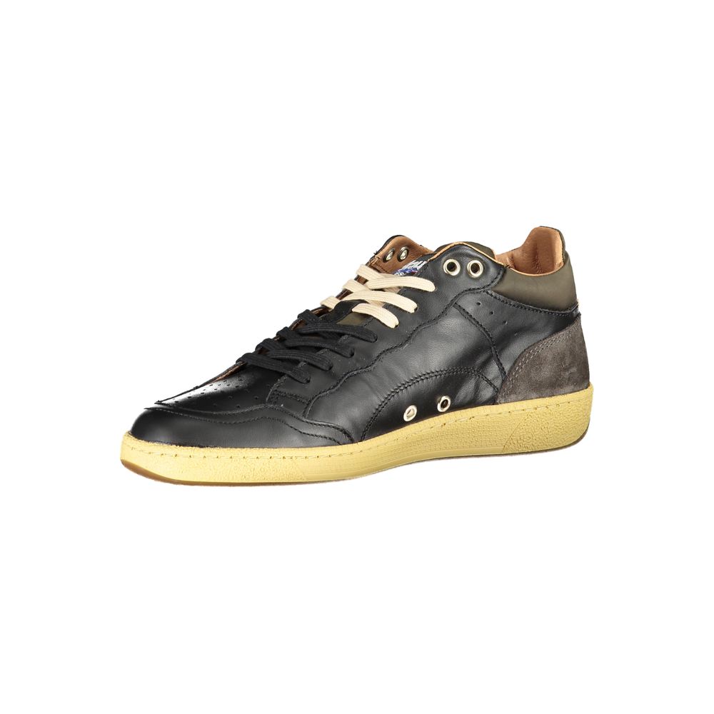 Schwarze Leder-Sneaker mit kontrastfarbenen Schnürsenkeln