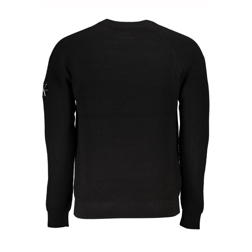 Sleek Organic Cotton Crew Neck SweaterA must-have for the modern man, this Calvin Klein sweater is the embodiment of comfort and style. The long sleeves and classic crew neck design make it a versatile piece for any wardrobe, while the subtle logo applica