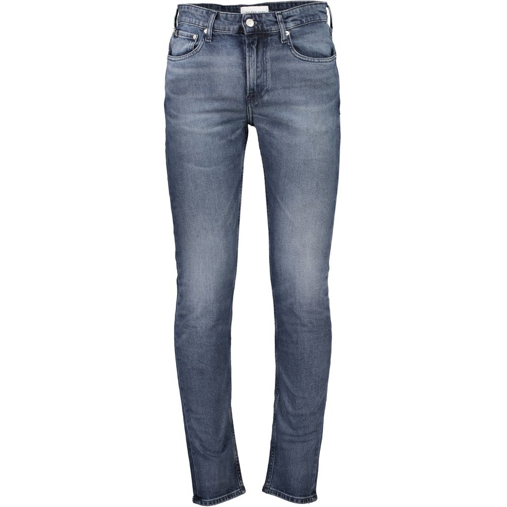 Blue Cotton Men JeansElevate your denim collection with the unmistakable style of Calvin Klein. These 5-pocket jeans boast a timeless washed effect that exudes effortless sophistication. Adorned with a prominent Calvin Klein logo and expertly crafted appl