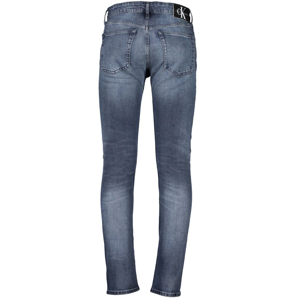 Blue Cotton Men JeansElevate your denim collection with the unmistakable style of Calvin Klein. These 5-pocket jeans boast a timeless washed effect that exudes effortless sophistication. Adorned with a prominent Calvin Klein logo and expertly crafted appl