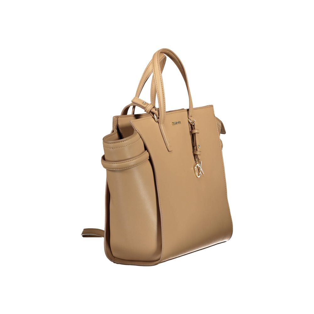 Beige Polyester Women HandbagMake every outing an event with the Calvin Klein statement handbag. Its beige hue seamlessly melds with contrasting details for a bold, yet sophisticated look. The adjustable and removable shoulder strap offers versatile carry