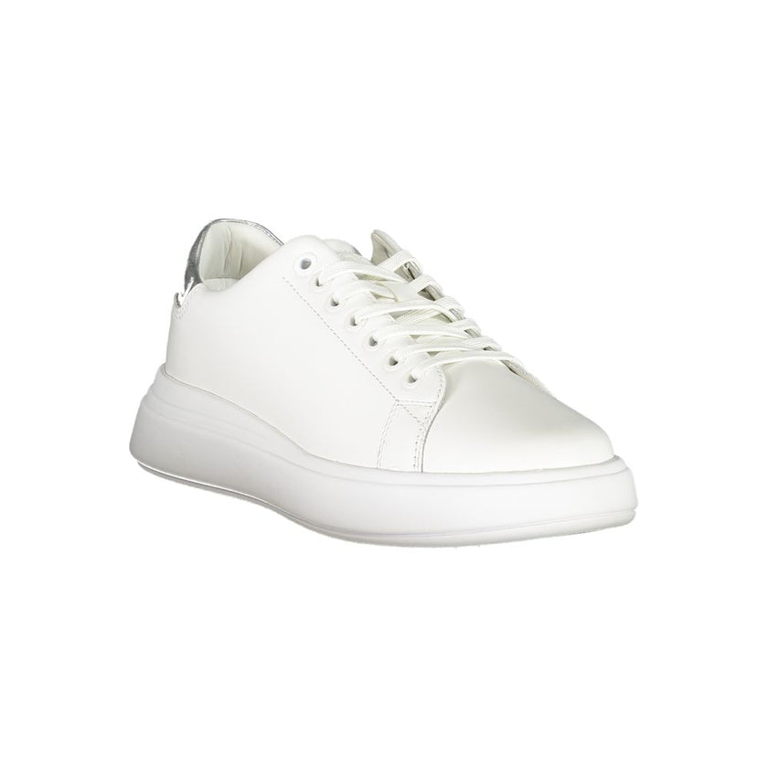 Chic White Sneakers with Contrast DetailsStep into sustainable style with Calvin Klein’s sporty footwear. Designed for the eco-conscious fashionista, these sneakers feature laces, contrast details, and the iconic logo on 50% recycled leather, offering bot