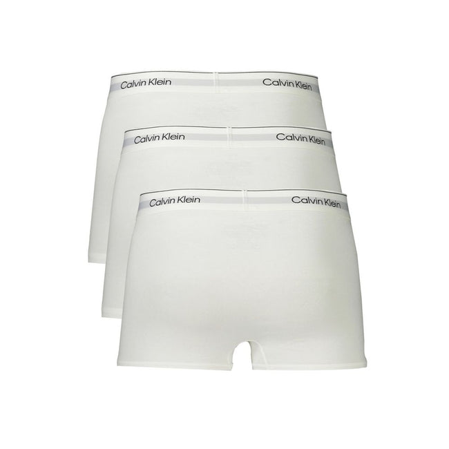 White Cotton Men BoxerExperience unparalleled comfort with the touch of Calvin Klein’s masterful craft in men’s underwear. This tri-pack of boxer briefs is a symphony of style and sustainability, with 95% regenerative cotton offering breathability and a s
