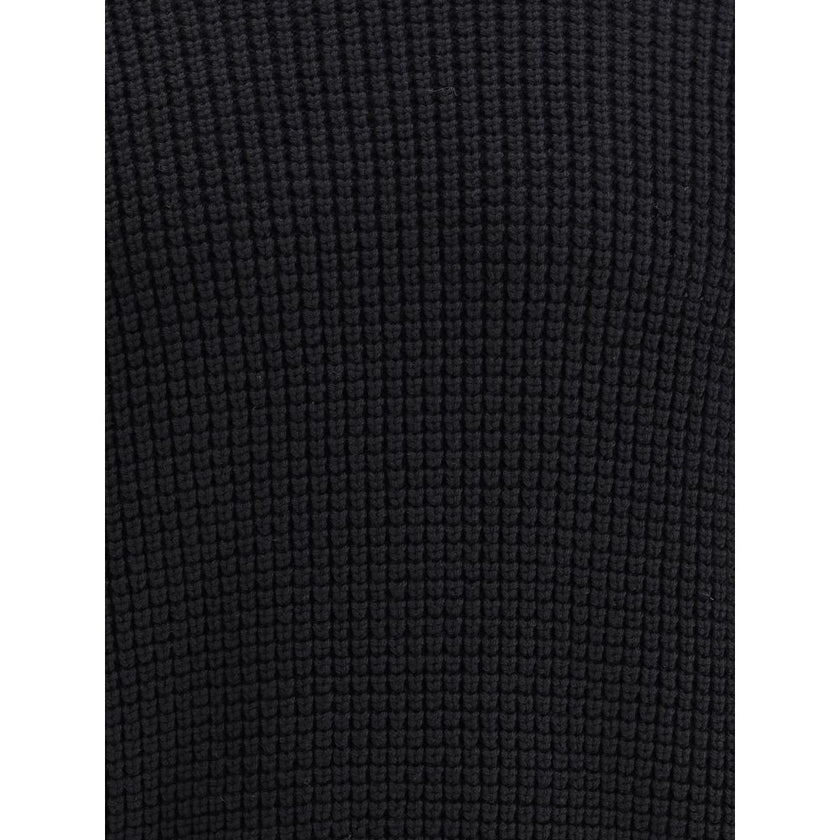 Black Wool SweatshirtDsquared2’s wool Sweater features a vintage design with a slightly worn effect that lends character and personality to the garment. Featuring a classic crew neck, ribbed cuffs and hem, it offers a comfortable fit and a refined look. R