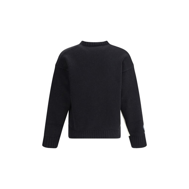 Black Wool SweatshirtDsquared2’s wool Sweater combines comfort and style in a distinctive modern design. Featuring a ribbed crew neck, cuffs and hem, it features a fine knit weave that enhances the quality of the yarn. The brand’s iconic logo stands out o
