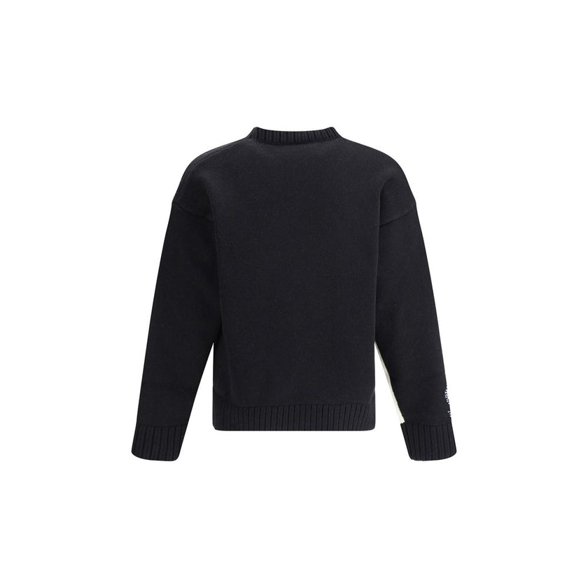 Black Wool SweatshirtDsquared2’s wool Sweater combines comfort and style in a distinctive modern design. Featuring a ribbed crew neck, cuffs and hem, it features a fine knit weave that enhances the quality of the yarn. The brand’s iconic logo stands out o