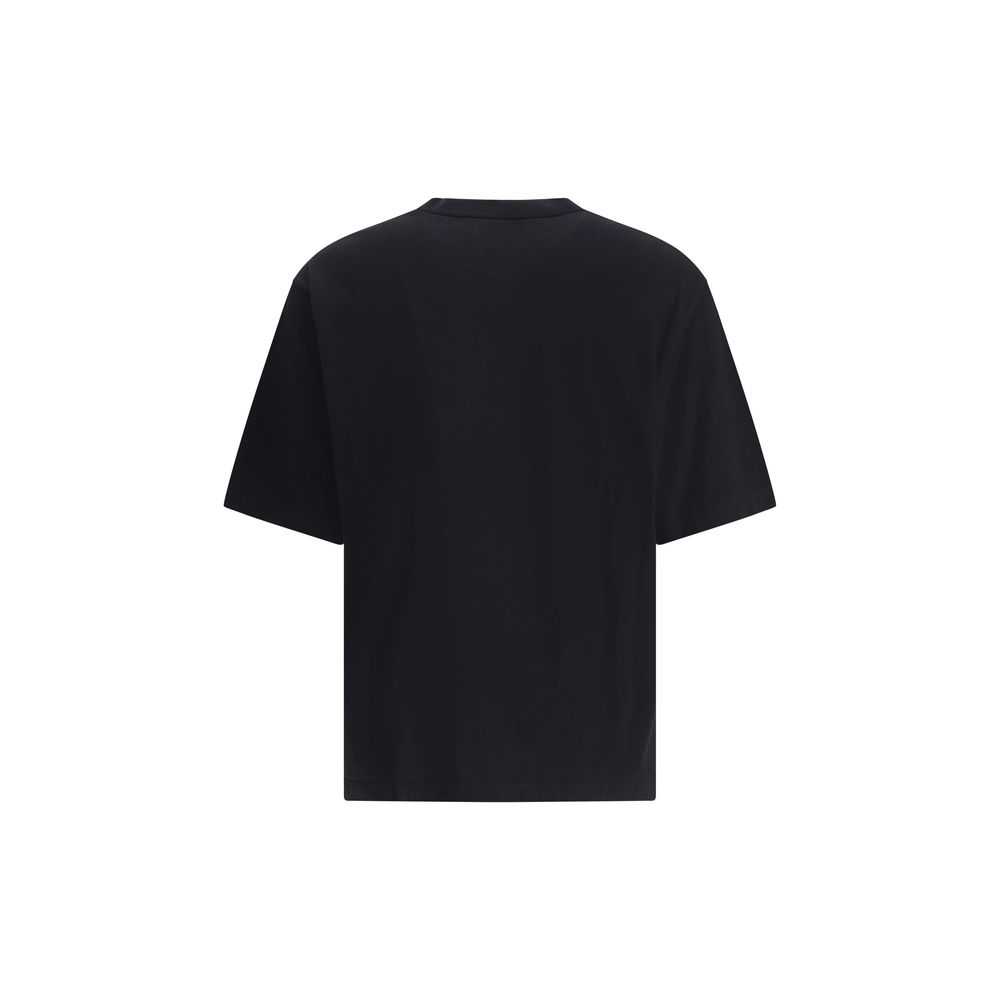 Black Cotton T-ShirtDsquared2’s cotton T-Shirt is an essential garment with an urban, contemporary style. Made from soft cotton, it features a ribbed crew neck for comfort and durability. Printed on the front is the brand’s iconic contrasting monogram, a