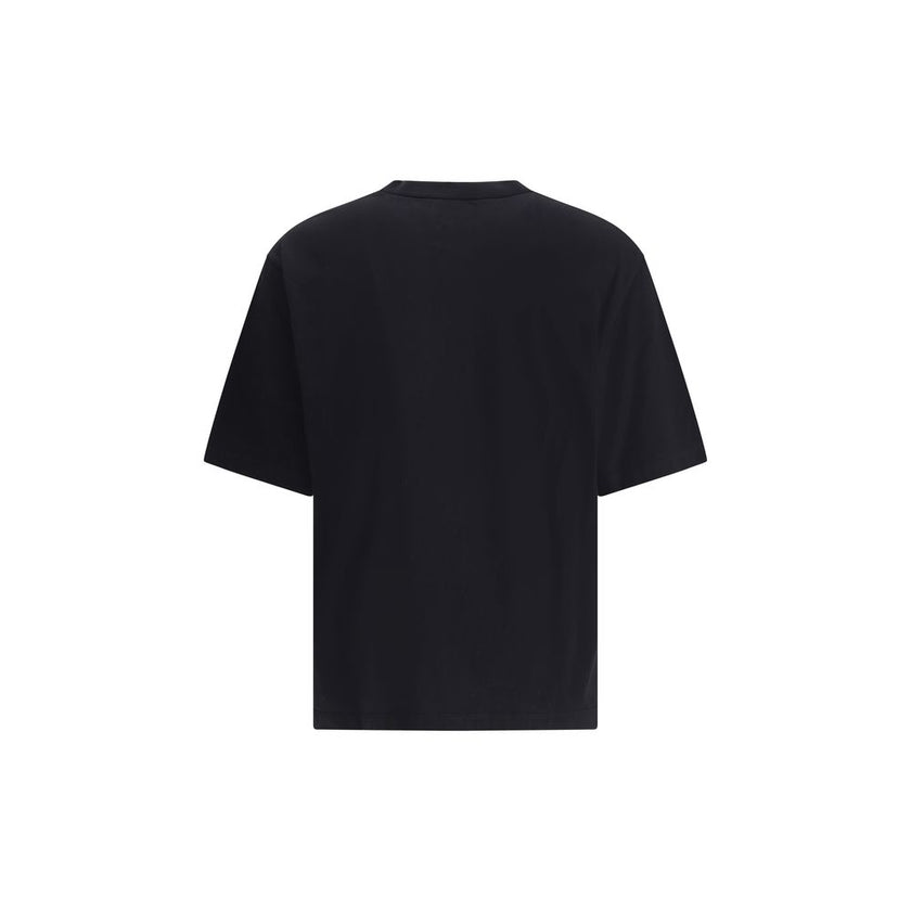 Black Cotton T-ShirtDsquared2’s cotton T-Shirt is an essential garment with an urban, contemporary style. Made from soft cotton, it features a ribbed crew neck for comfort and durability. Printed on the front is the brand’s iconic contrasting monogram, a