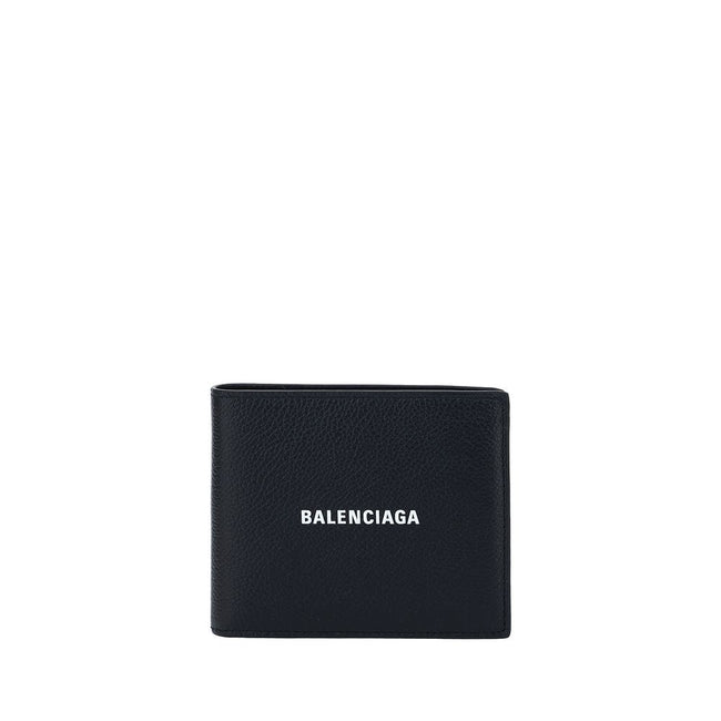 Black Calf Leather Bos Taurus WalletBalenciaga’s Leather Wallet is an essential accessory with a strong character. Featuring a bill fold design, it features the iconic contrasting logo on the front, giving it a distinctive and contemporary touch. The inte
