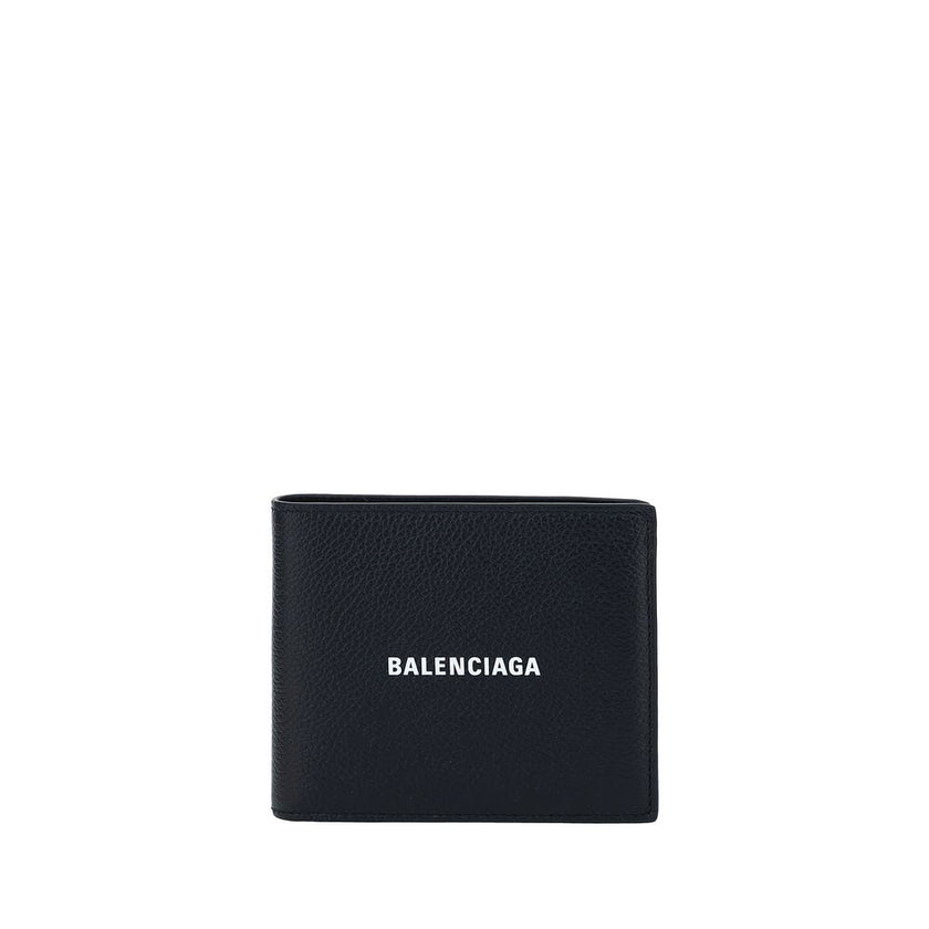 Black Calf Leather Bos Taurus WalletBalenciaga’s Leather Wallet is an essential accessory with a strong character. Featuring a bill fold design, it features the iconic contrasting logo on the front, giving it a distinctive and contemporary touch. The inte