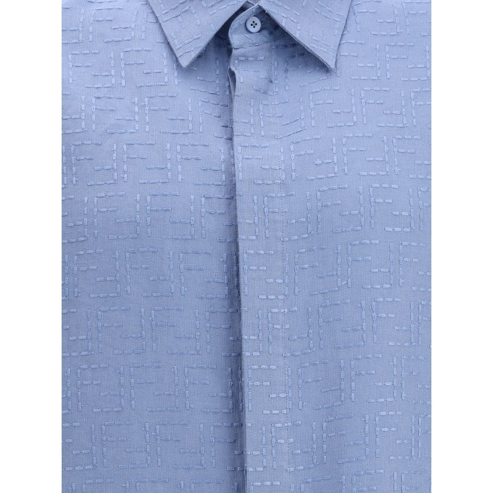 Light Blue Linen Shortsleeve ShirtFendi’s linen Shirt is an elegant and refined garment perfect for the warm season. The short-sleeved design and classic collar lend a classic touch, while the front closure with hidden buttons adds an element of discretio