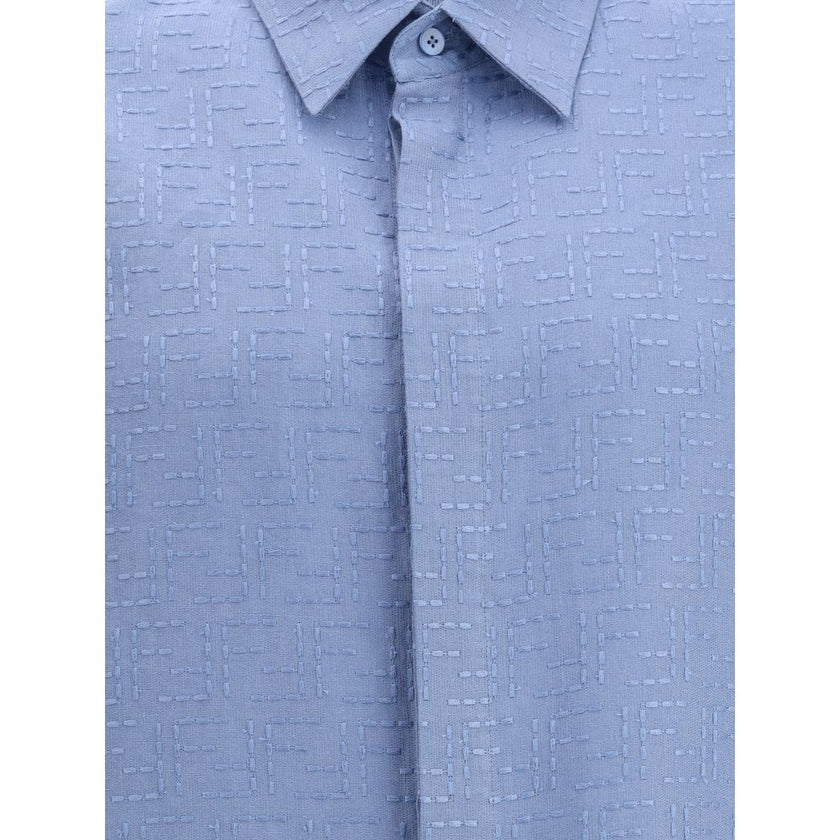 Light Blue Linen Shortsleeve ShirtFendi’s linen Shirt is an elegant and refined garment perfect for the warm season. The short-sleeved design and classic collar lend a classic touch, while the front closure with hidden buttons adds an element of discretio