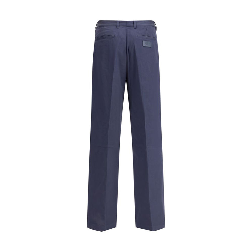 Blue Cotton Casual PantsFendi’s cotton New Rich Pants combine clean lines and distinctive details for a contemporary, refined look. Made of high-quality cotton, they feature a front zipper and button closure, belt loops at the waist, and a functional desi
