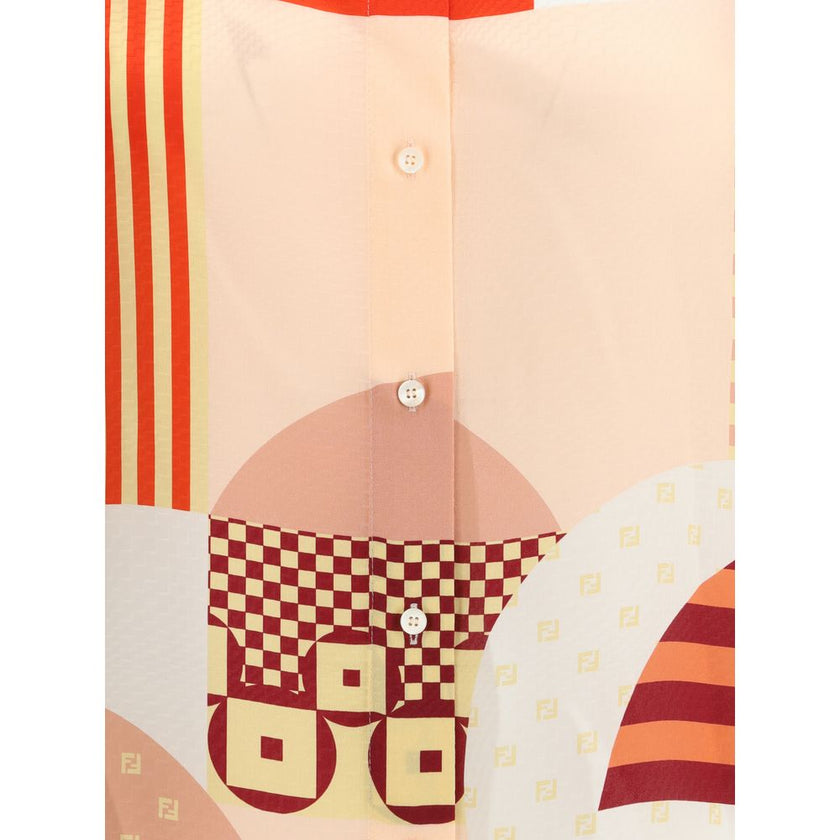 Multicolor Silk Pattern ShirtFendi’s silk crepe patchwork Shirt combines elegance and originality with its paneled design. It features a classic collar, front button closure and two side slits that promote comfort and movement for a sophisticated and cont