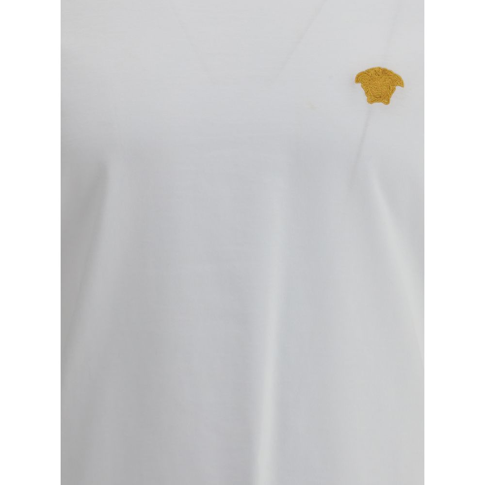 White Cotton T-ShirtVersace’s cotton T-Shirt combines essential elegance and distinctive identity in a striking casual piece. Made of soft monochrome patterned cotton, it features a ribbed crew neck and a regular fit that ensures comfort and versatility.