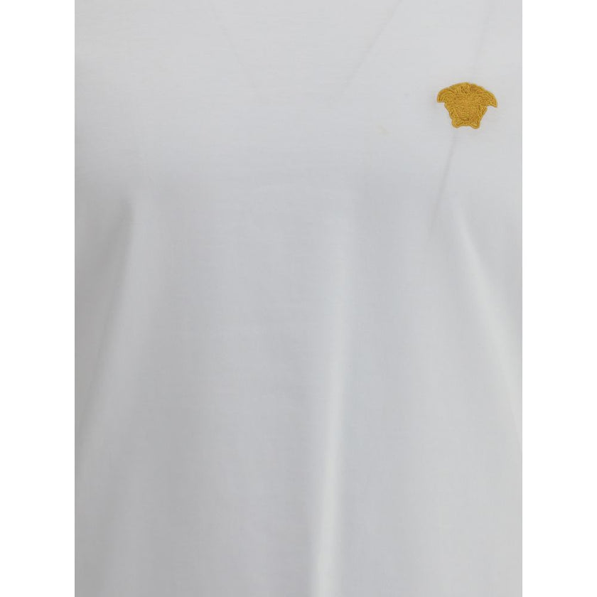 White Cotton T-ShirtVersace’s cotton T-Shirt combines essential elegance and distinctive identity in a striking casual piece. Made of soft monochrome patterned cotton, it features a ribbed crew neck and a regular fit that ensures comfort and versatility.