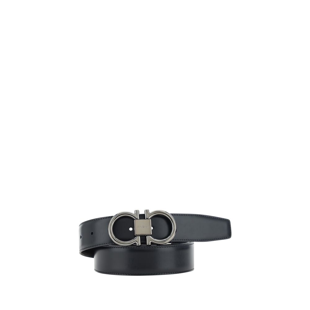 Black Calf Leather Bos Taurus Regular BeltFerragamo’s Gancini leather Belt stands out for its clean monochrome design, enhanced by the buckle with the iconic Gancini logo, a timeless symbol of the maison. With a thickness of 3 cm, it is the ideal accessor