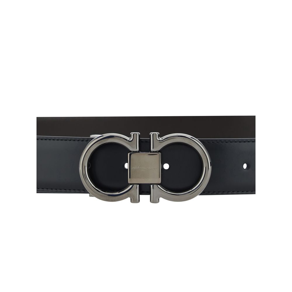 Black Calf Leather Bos Taurus Regular BeltFerragamo’s Gancini leather Belt stands out for its clean monochrome design, enhanced by the buckle with the iconic Gancini logo, a timeless symbol of the maison. With a thickness of 3 cm, it is the ideal accessor
