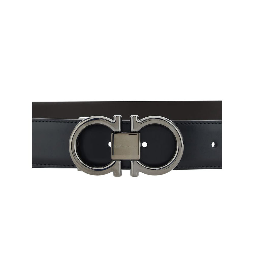 Black Calf Leather Bos Taurus Regular BeltFerragamo’s Gancini leather Belt stands out for its clean monochrome design, enhanced by the buckle with the iconic Gancini logo, a timeless symbol of the maison. With a thickness of 3 cm, it is the ideal accessor