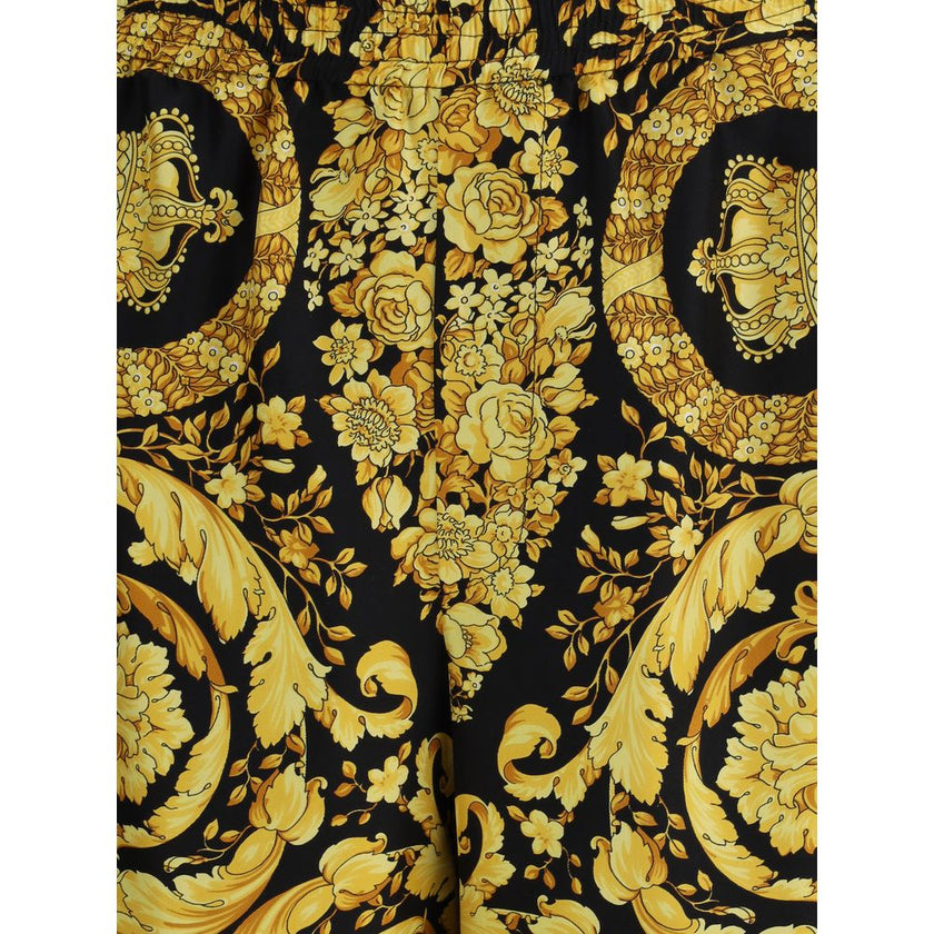 Multicolor Silk Bermuda ShortsSilk Shorts by Versace featuring the brand’s iconic baroque pattern. The model features an elasticized waistband for a comfortable and flexible fit, two side slash pockets and a welt pocket on the back. A lightweight and refi