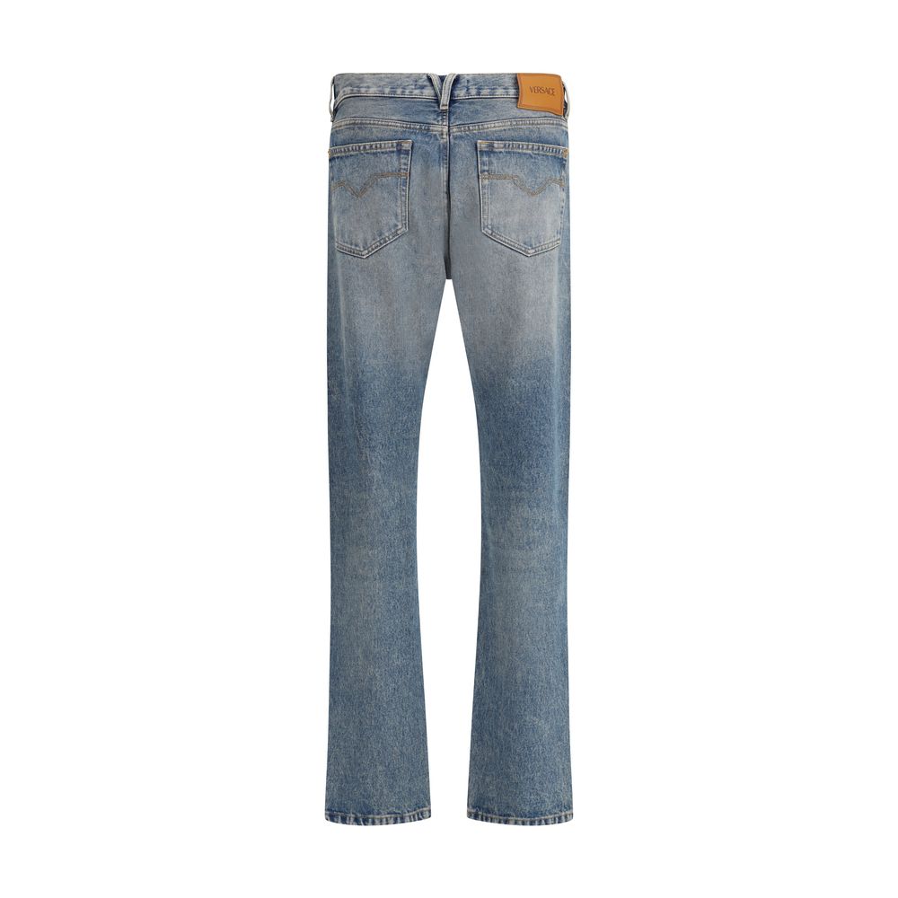 Blue Cotton Straight-Leg JeansVersace’s cotton Jeans combine classic design with the Maison’s iconic codes. They feature a front zipper and button closure, belt loops at the waist and a traditional five-pocket pattern. On the front, a metallic detail with