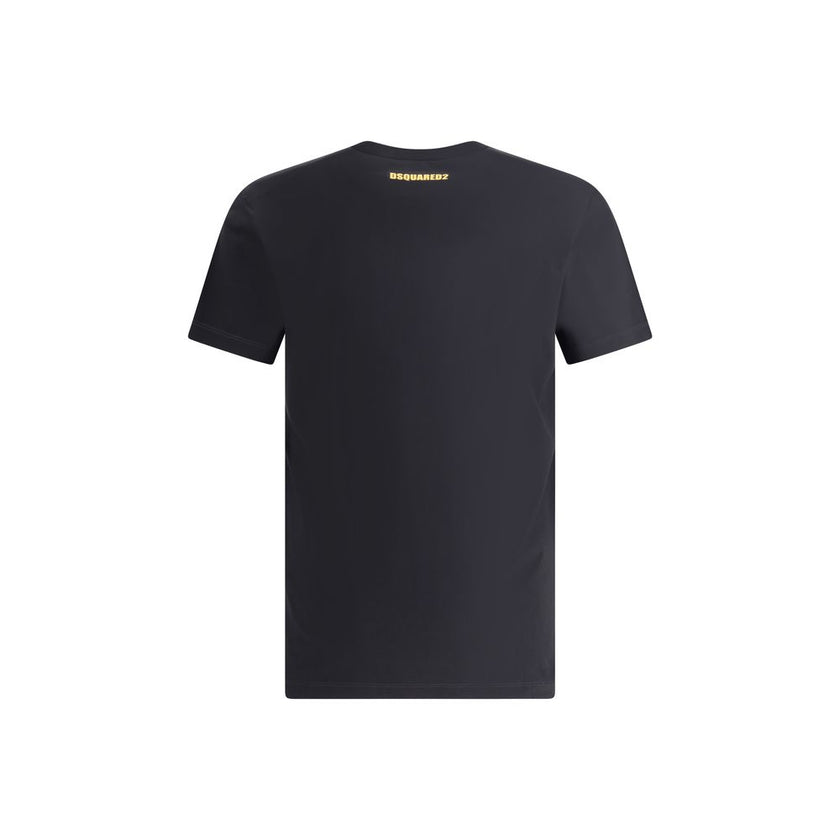 Black Cotton T-ShirtCotton T-shirt by Dsquared2 features a ribbed crew neck for comfort and fit. The front is decorated with a contrasting maxi print for a modern, impactful look. Season: AW25 Fit: Regular Composition: 100% Cotton MADE IN ROMANIABlack Cot